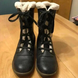 Khombu black leather faux fur lined lace up boots.size 8.5